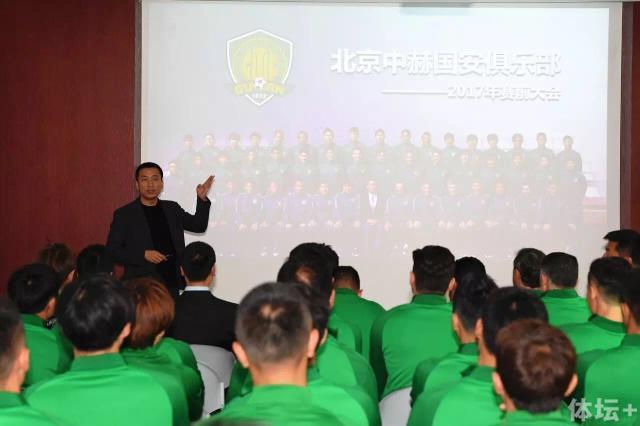 皇马将在新年到来之际再次展开对姆巴佩的追求，球员本人、经纪人（姆巴佩母亲）将会收到皇马的报价，但是皇马方面要求姆巴佩在1月15日之前给出明确答复。